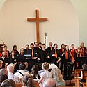 Der gesamte Chor in der vollen Kirche