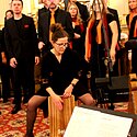 Cajon-Spiel mit Hingabe
